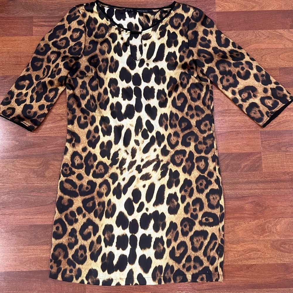 Measurements on pics. 100% Polyester.